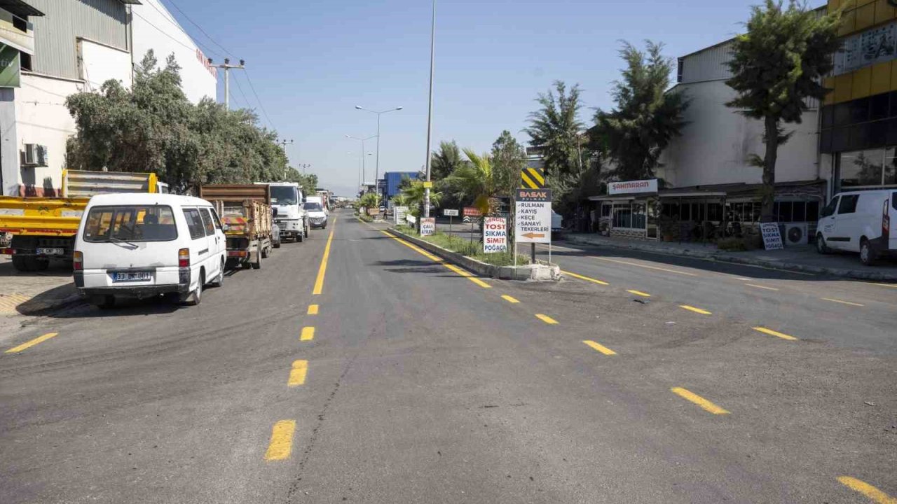 Mersin’de sanayi sitesinin 20 yıllık yolları yenilendi