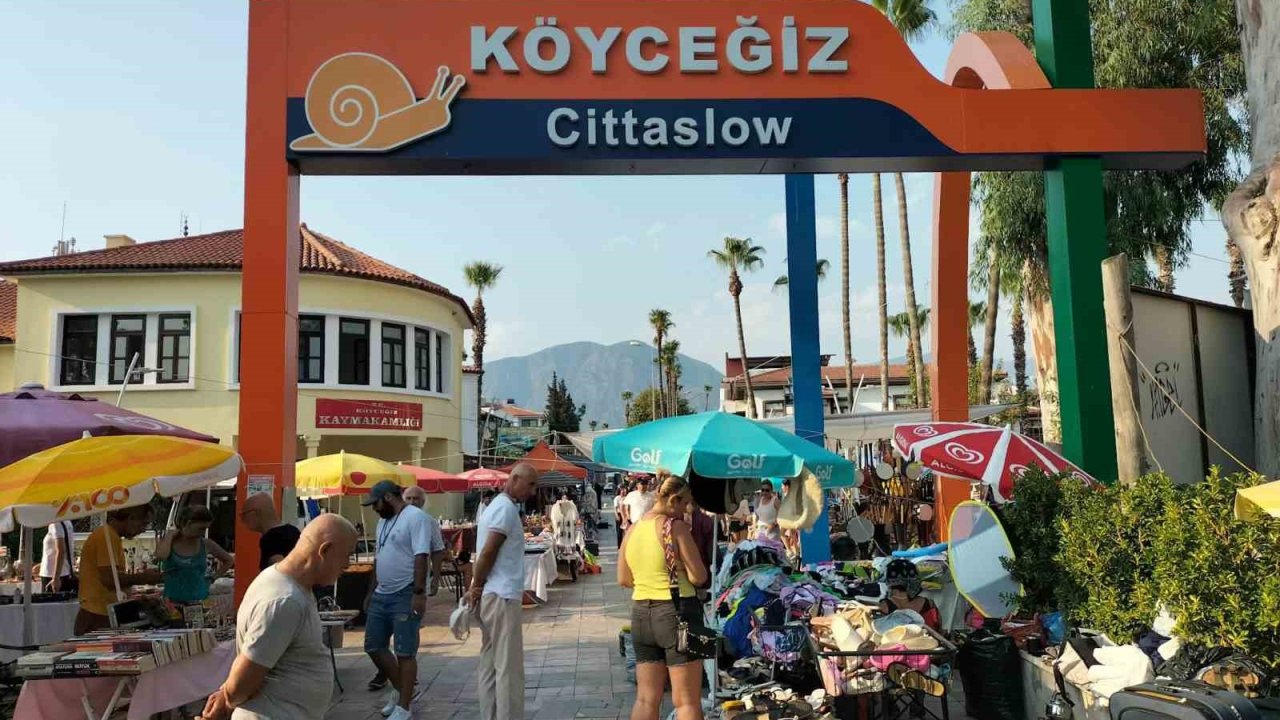 Köyceğiz’de ikinci el pazarı sıcak havadan etkilendi