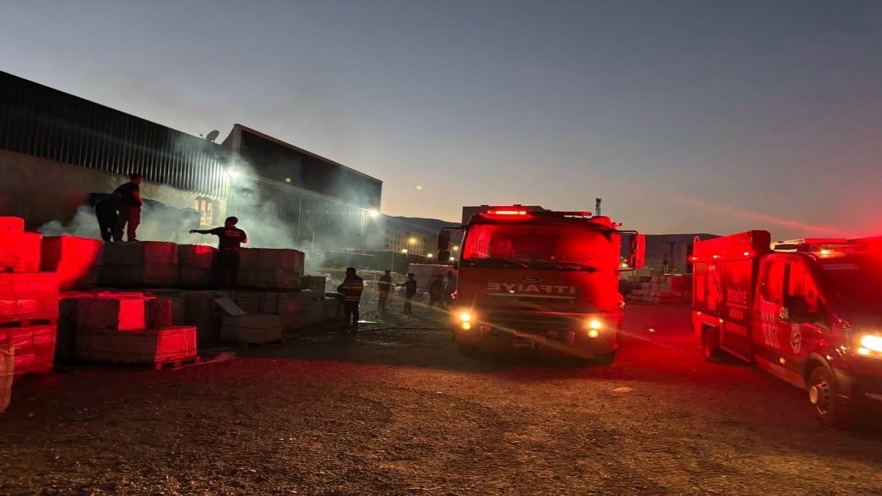 Kırıkhan’da inşaat malzemeleri satan iş yerinde yangın çıktı