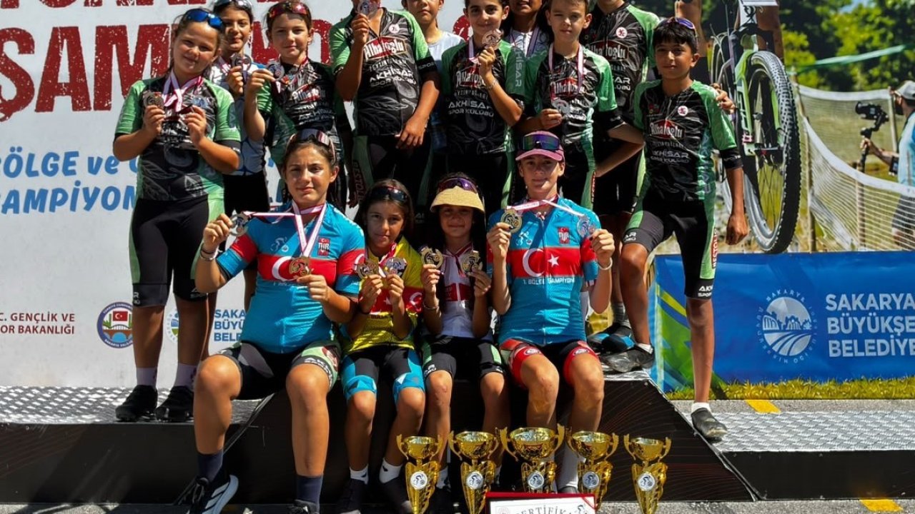 Akhisarlı genç bisikletçilerden büyük başarı