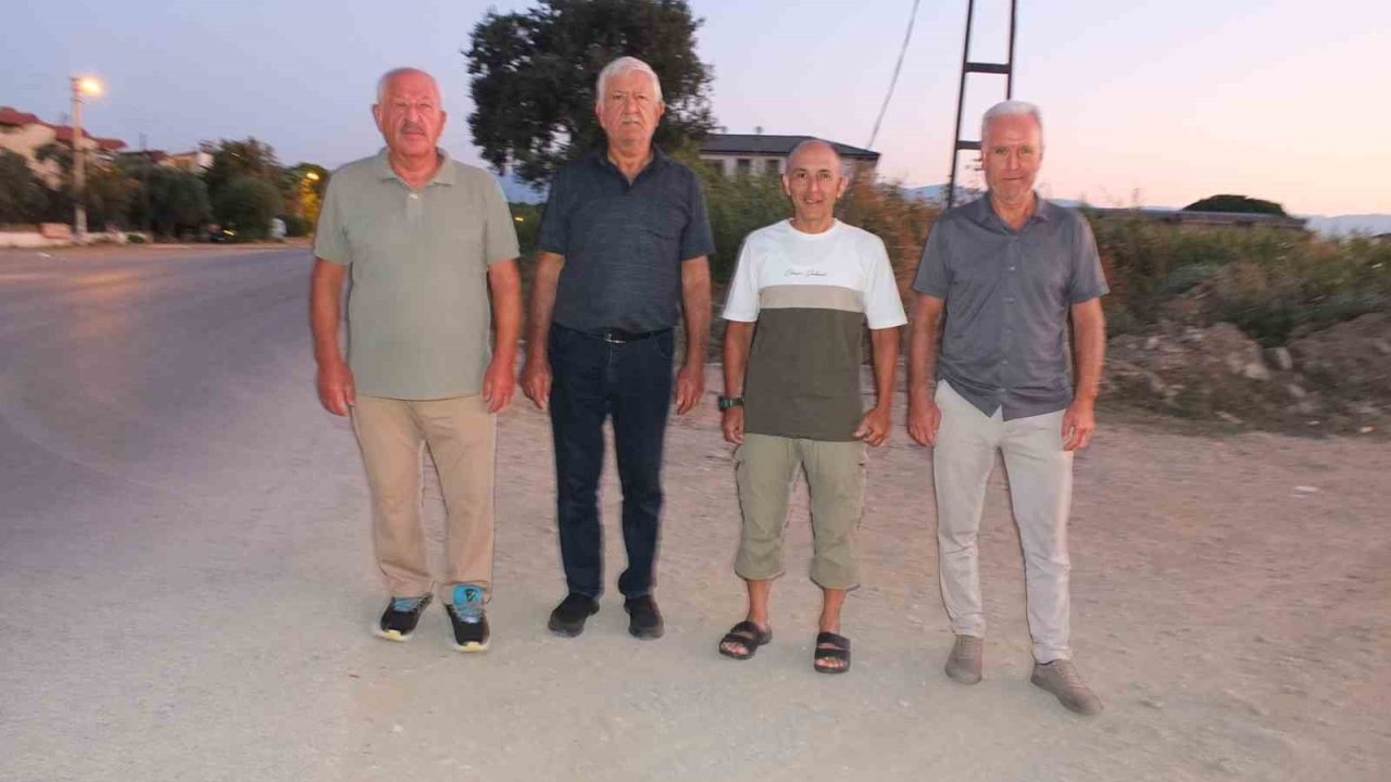 Burhaniye’ de kaldırımsız cadde kazalara davetiye çıkarıyor