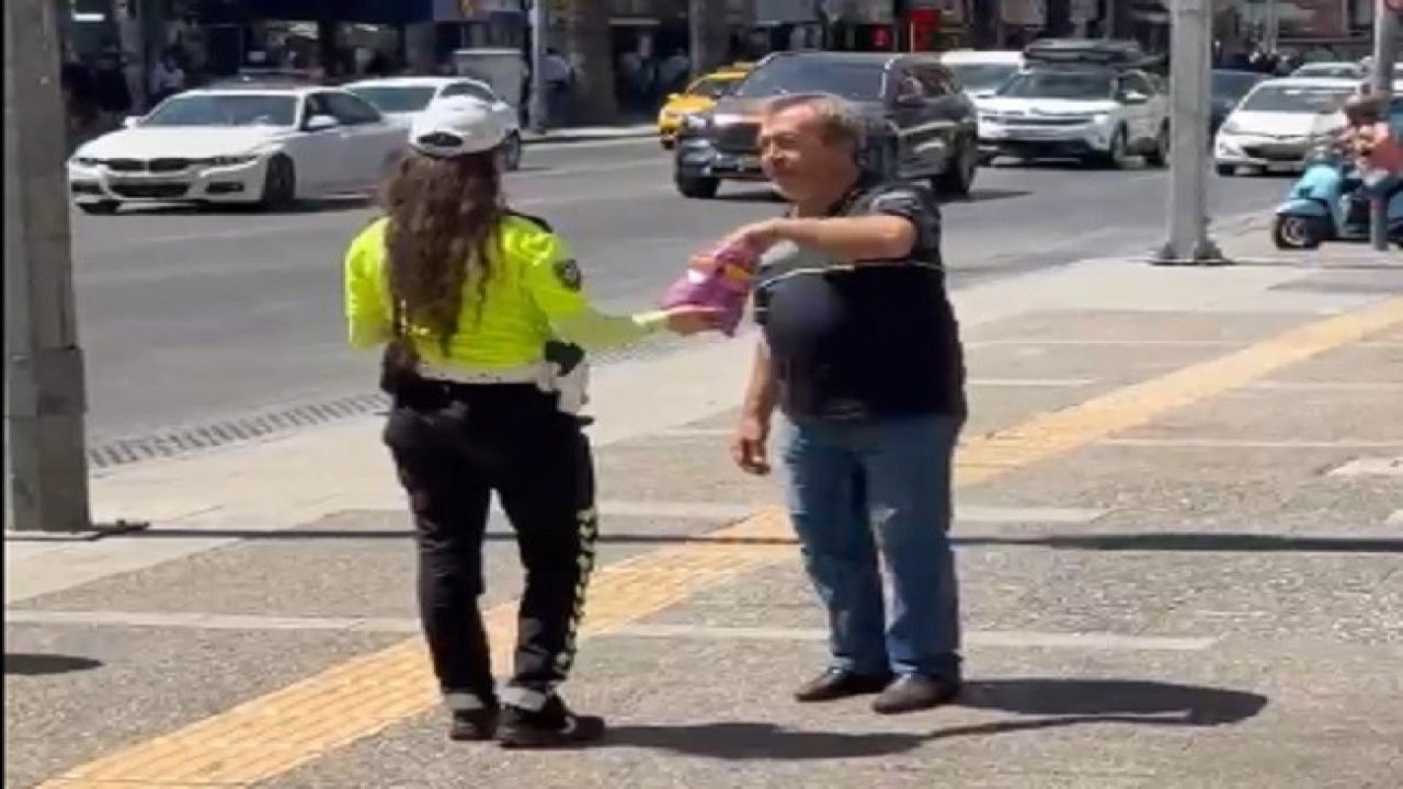 İzmir’de trafik polisi Mevlit Kandili’nde çikolata dağıttı