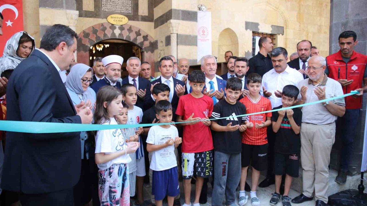 Gaziantep’te depremde hasar gören tarihi Bostancı Camii yeniden ibadete açıldı