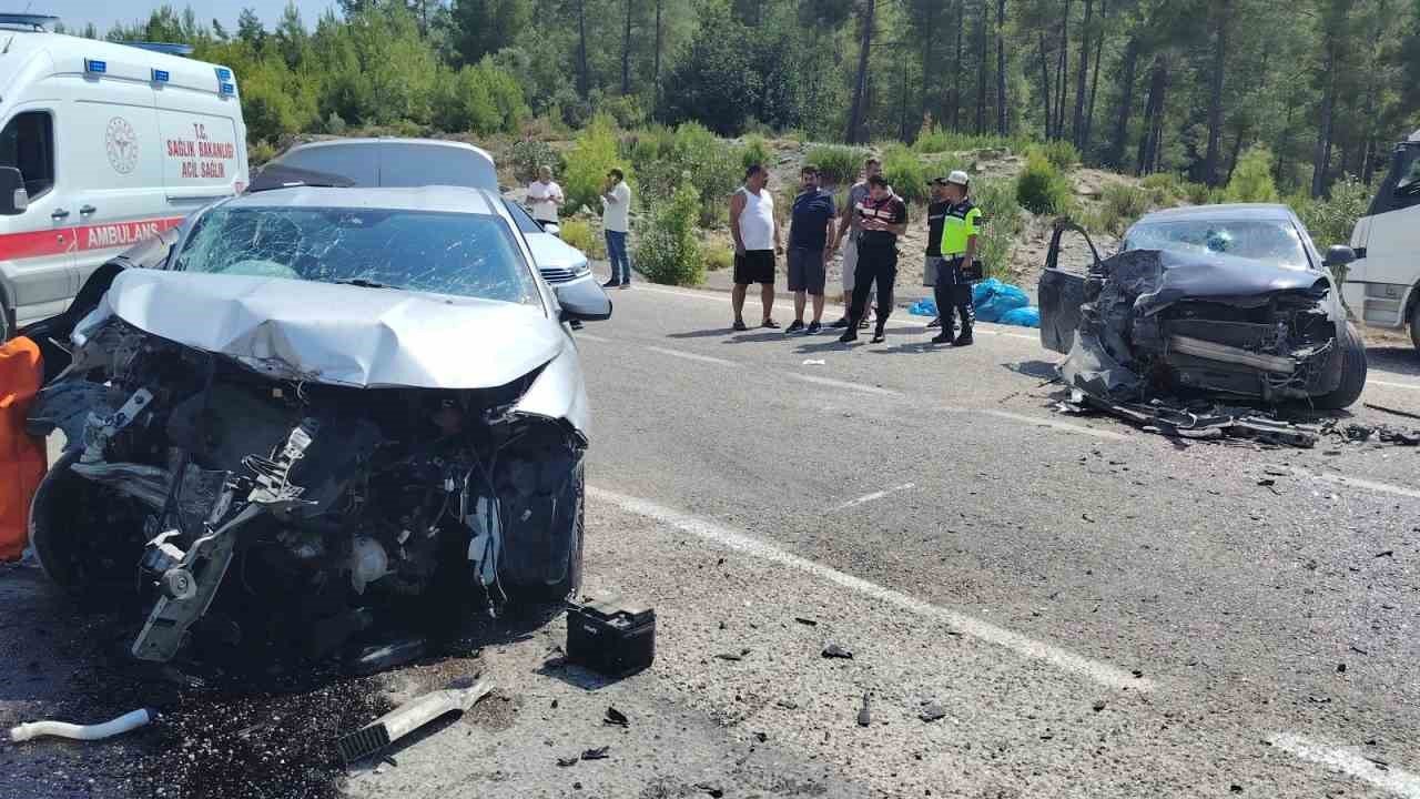 Antalya’da otomobiller çarpıştı: 1 ölü, 3 yaralı