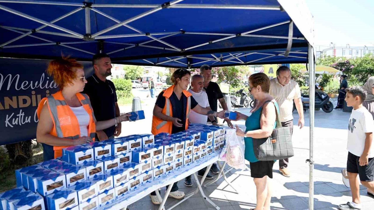 Kuşadası’nda Mevlit Kandili’nde vatandaşlara kandil simidi ikramı