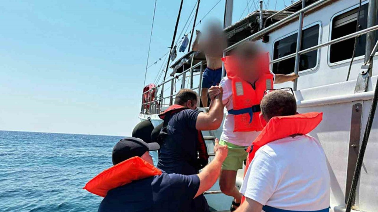 Karaya oturan gezi teknesindeki 11 kişi Sahil Güvenlik tarafından kurtarıldı