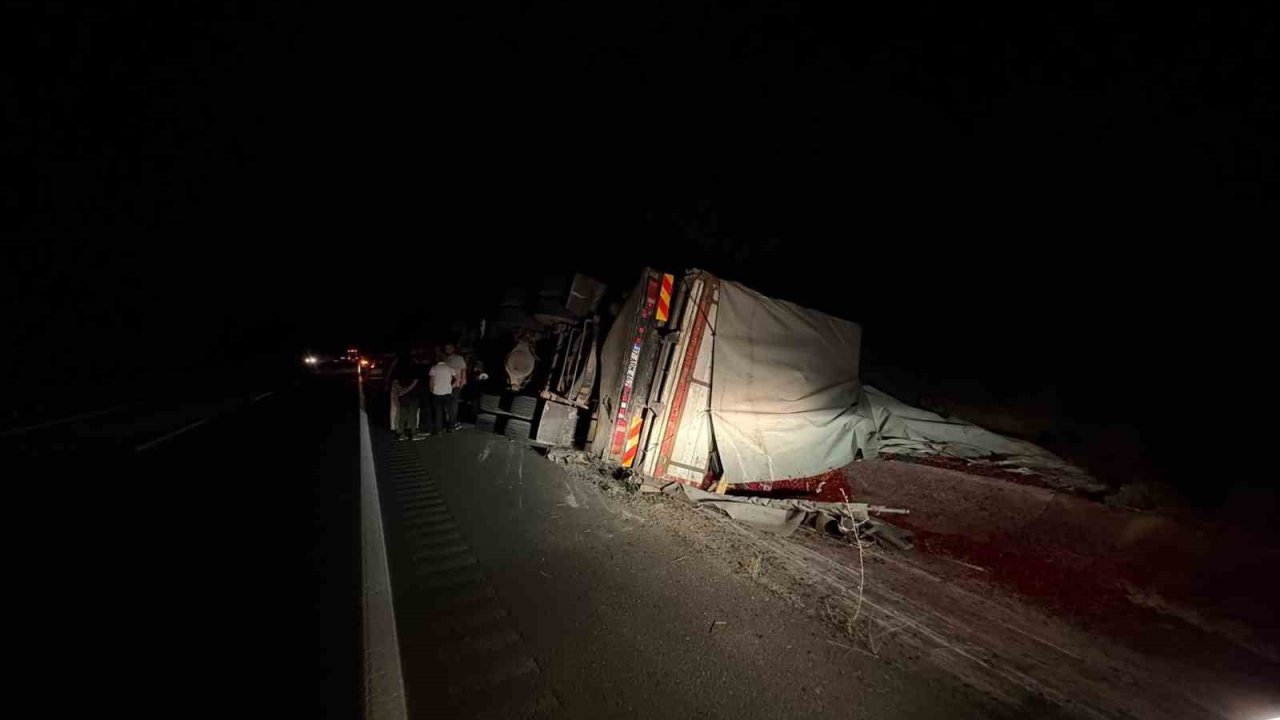 Kastamonu’da devrilen kamyonun sürücüsü yara almadan kurtuldu