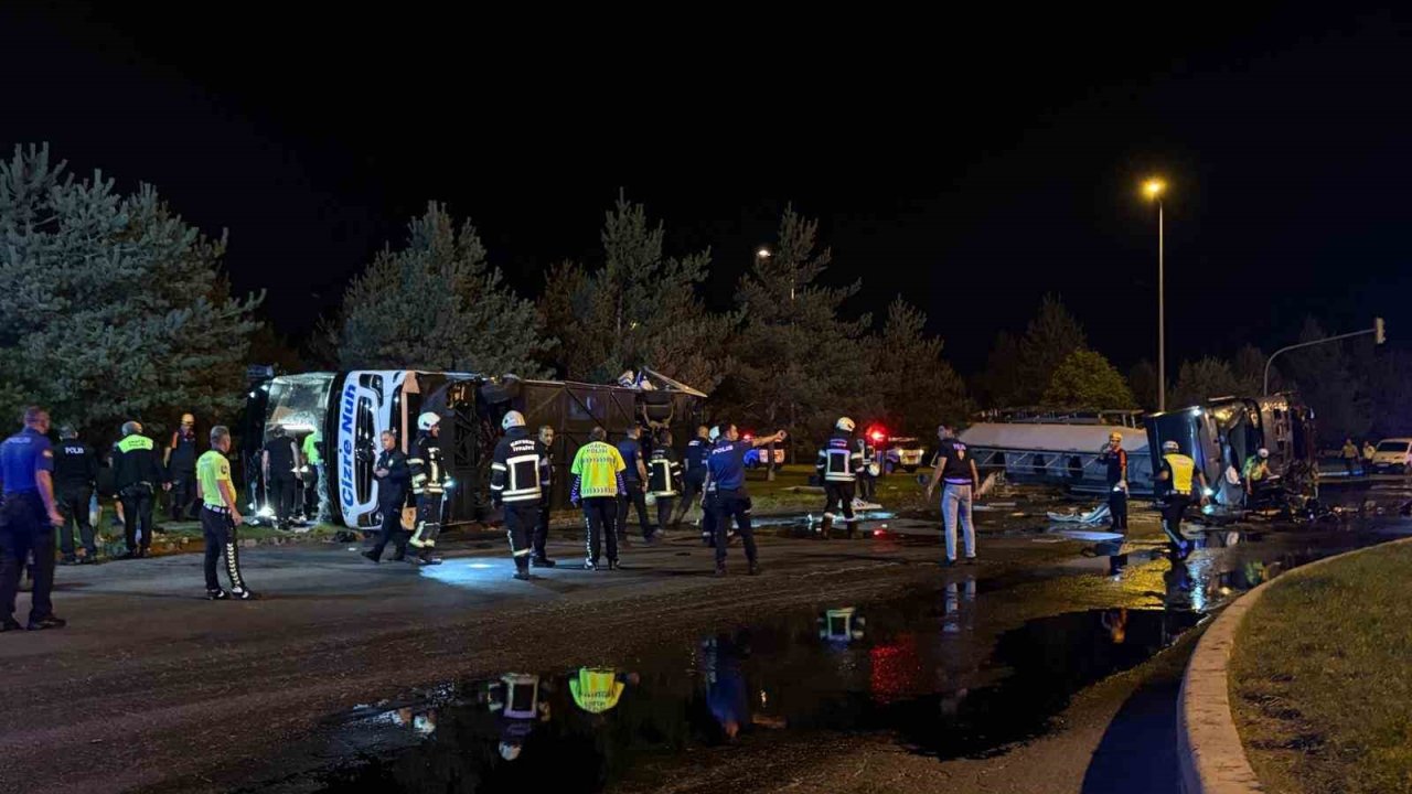 Kayseri’de feci kaza: Yolcu otobüsü ile yakıt tankeri taşıyan tır çarpıştı: Yaklaşık 30 yaralı