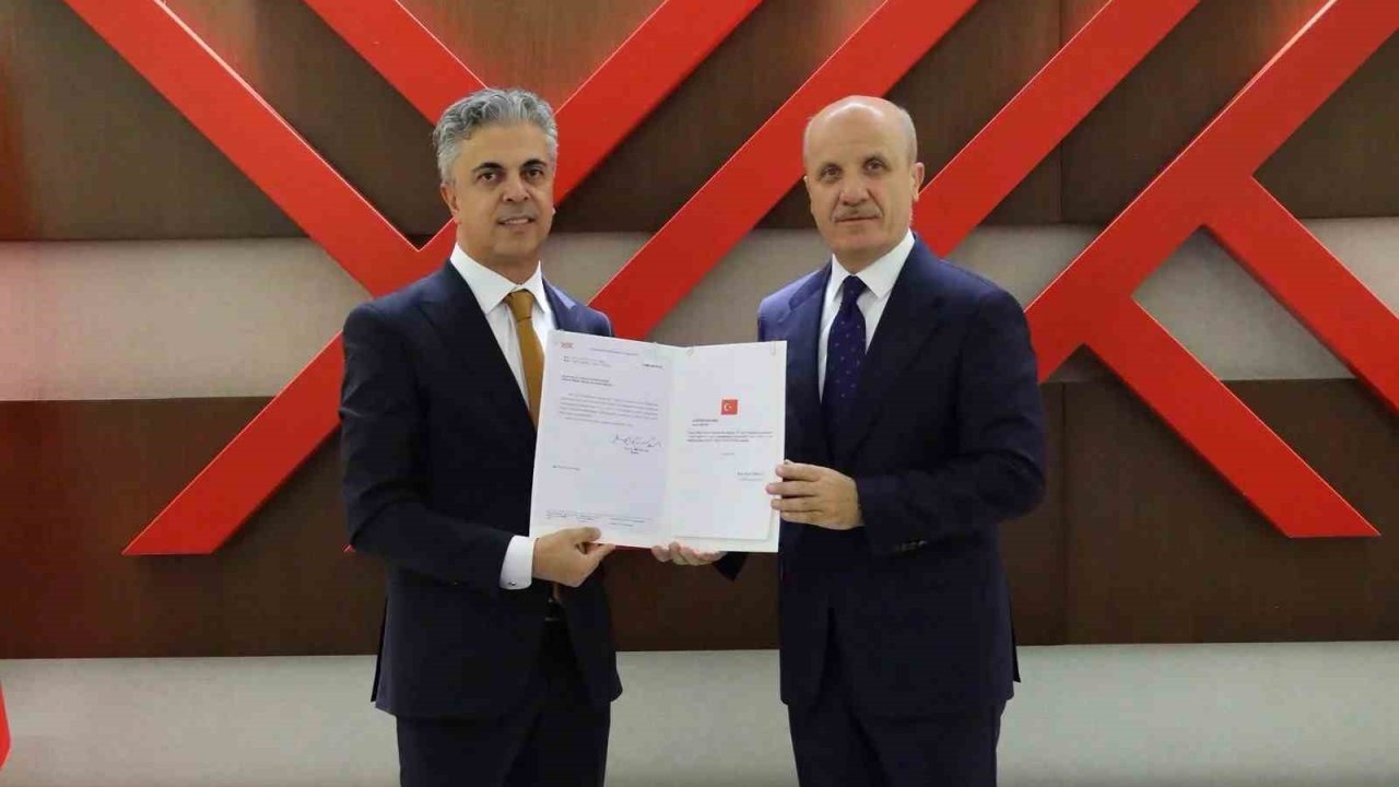 Rektör Kuyrukluyıldız mazbatasını YÖK Başkanı Özvar’dan aldı