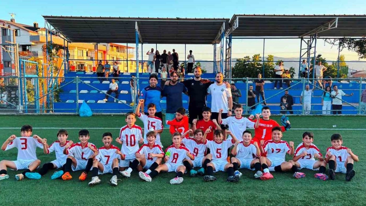 Körfez Gençlerbirliği U12 takımı minikler turnuvasında namağlup şampiyon oldu