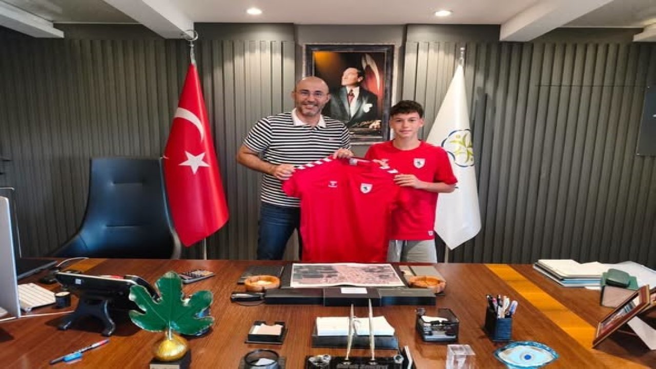 Samsunspor’un genç oyuncusu Kuzey’den Başkan Zencirci’ye forma jesti