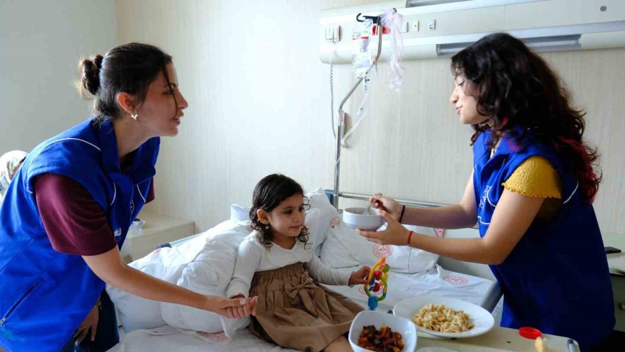 Gönüllü gençler, hastaların gönüllerine dokundu