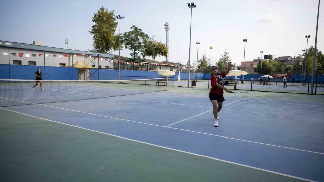 Mersin’de 30 Ağustos coşkusu tenis kortlarına taşındı