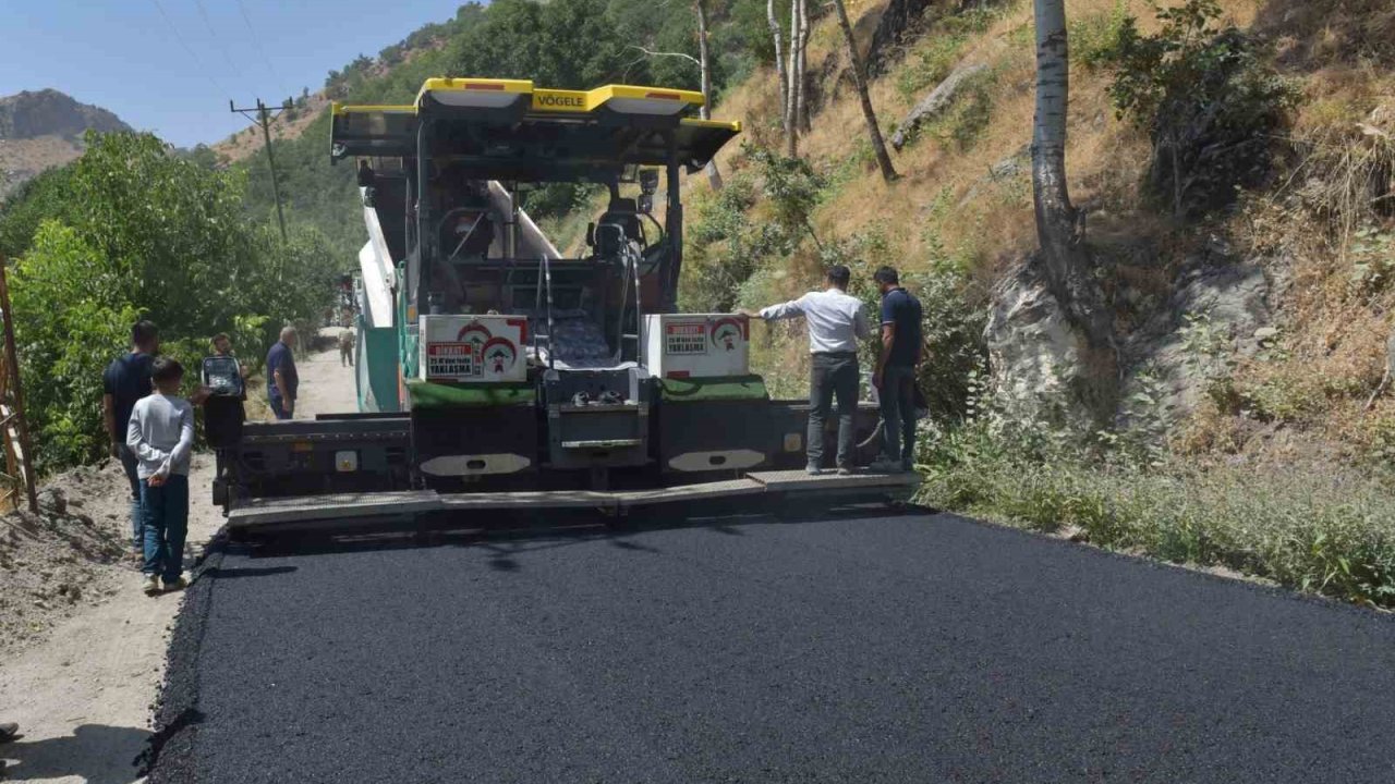 Şemdinli ve Derecik’te asfalt çalışmaları sürüyor