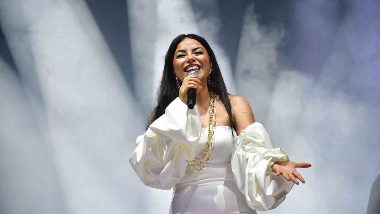 Sevilen sanatçı Zara’dan Karacasu’ya festival daveti: "Gümbür gümbür bir gece yaşamak istiyoruz"