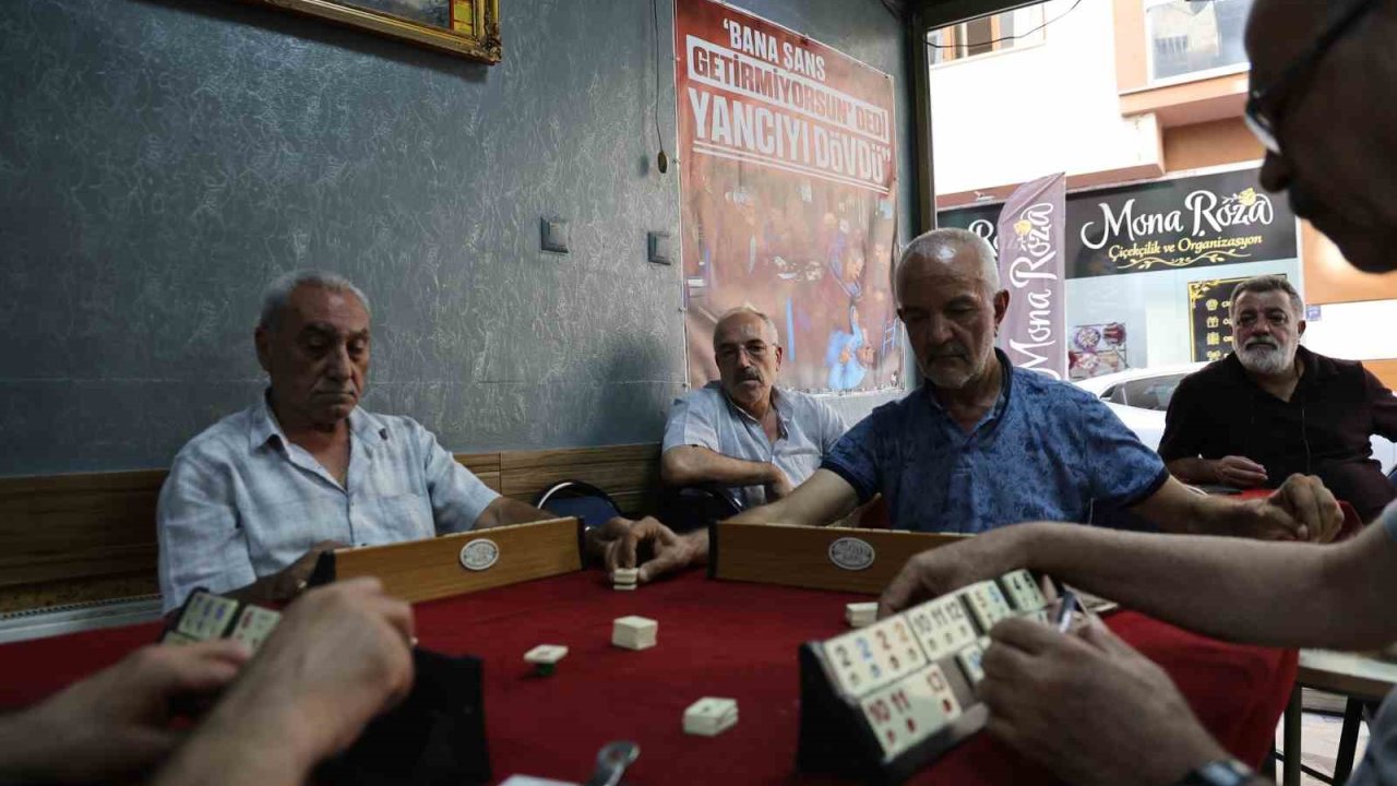 Bu kahvehanede masa yancıları ayrı masada oturuyor
