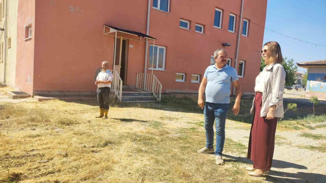 Altıntaş’ta köy okullarında tadilat çalışmaları sürüyor