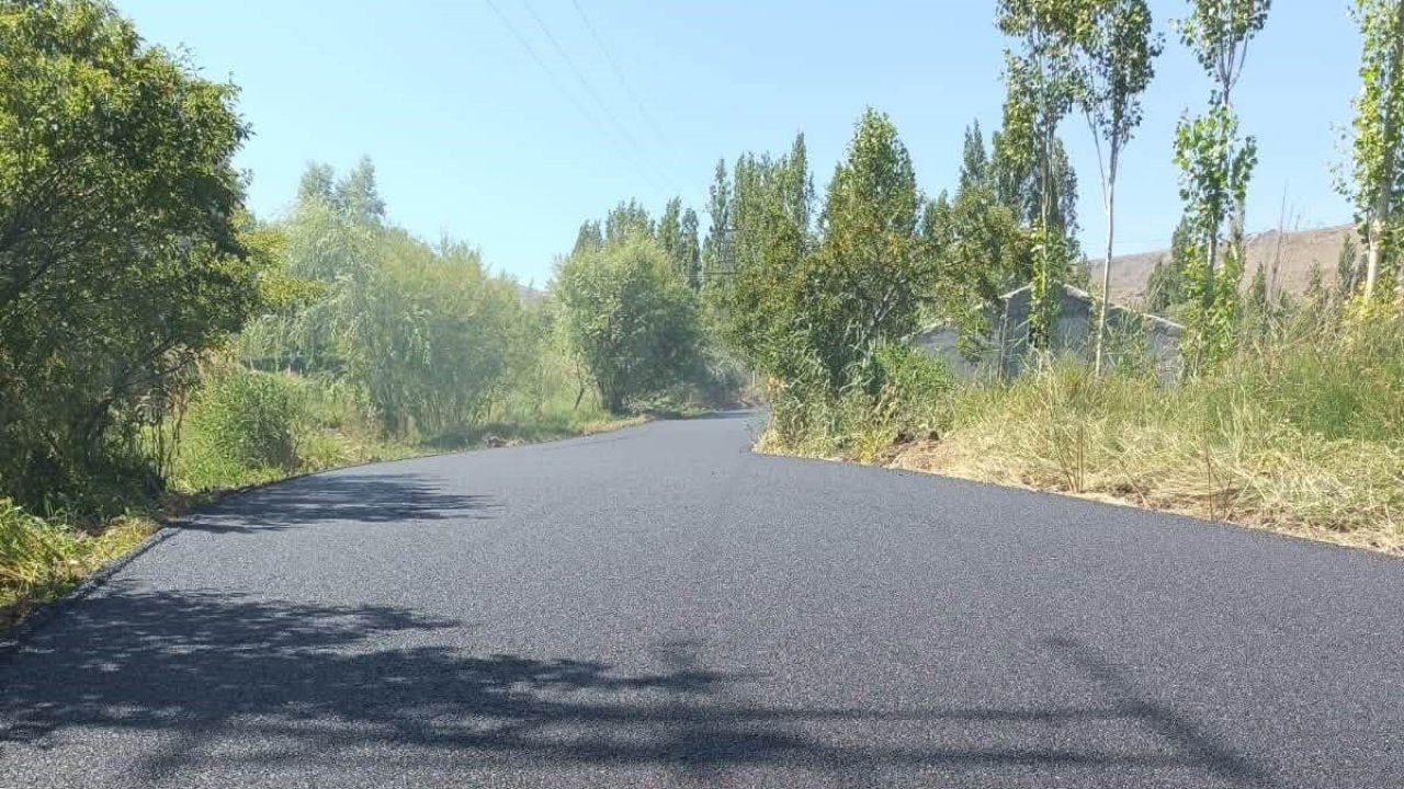 Kağızman’da köy yollarında asfalt seferberliği: 7 kilometrelik yol yenileniyor