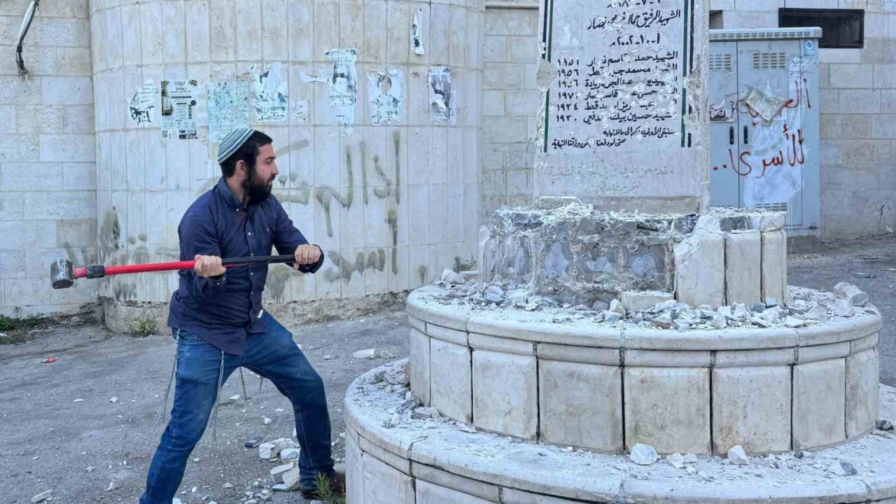 İsrailli aşırı sağcı vekil, Filistin köyündeki "Şehitler Anıtı"nı yıktı
