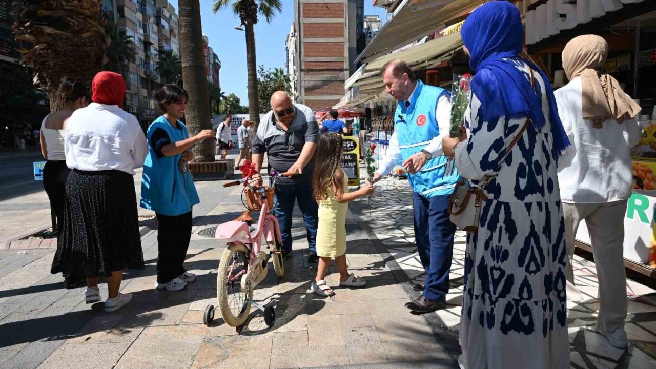Denizli’de Mevlid Kandili’nde 571 gül dağıtıldı