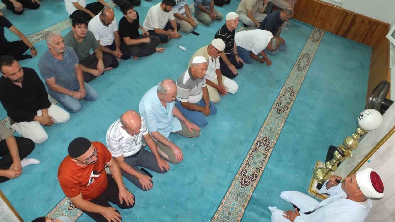 Burhaniye’de Mevlit Kandilinde camiler doldu