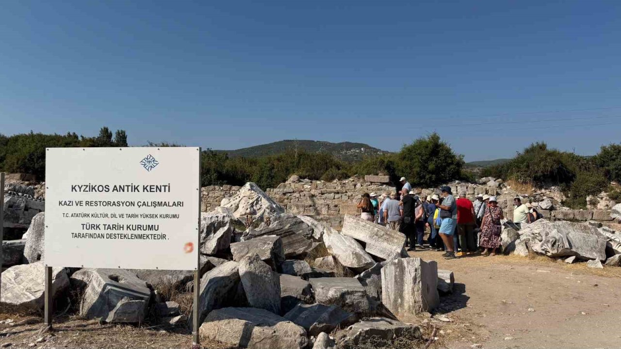 Yunan turistlerden Kyzikos Antik Kenti’ne ziyaret