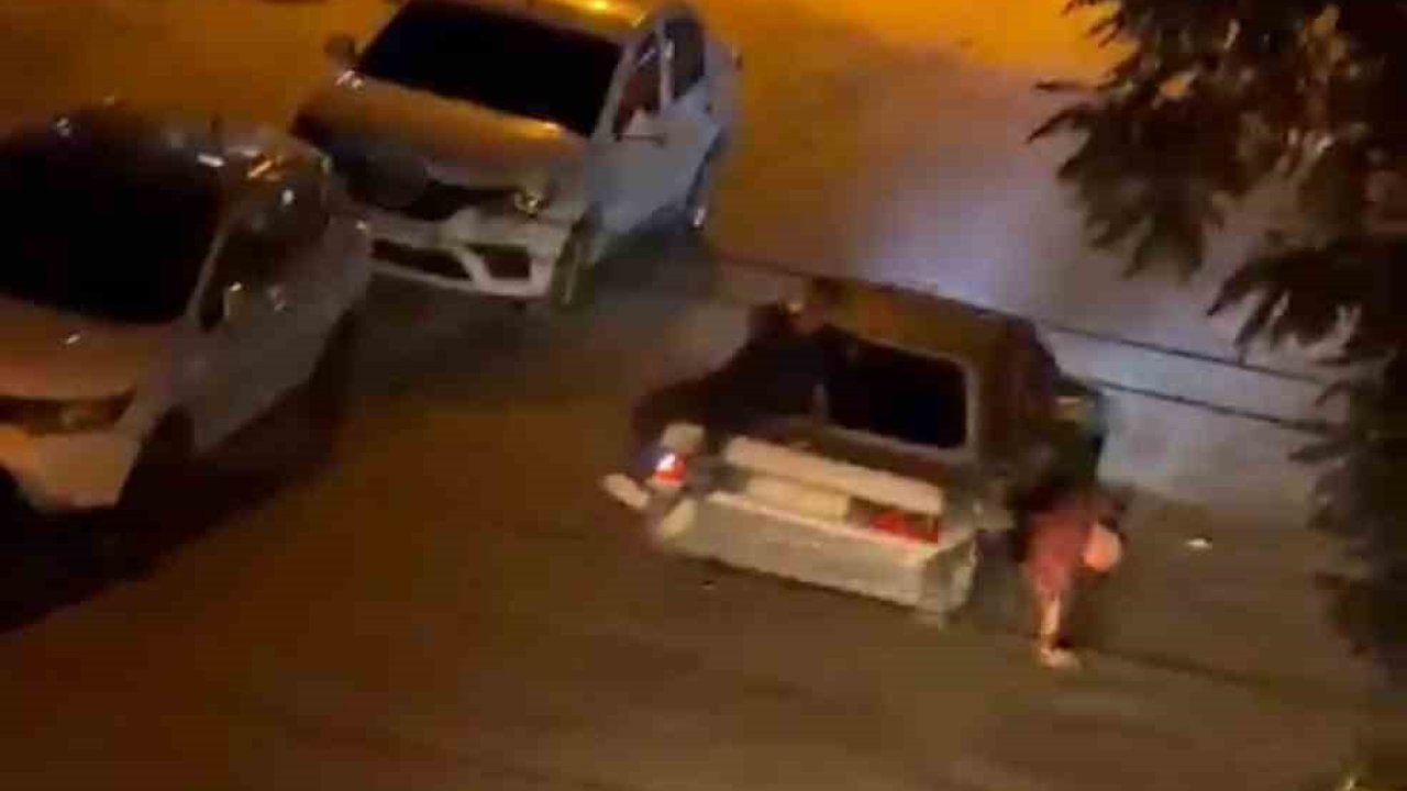 Otomobilden düşen genç altında ezilmekten son anda kurtuldu