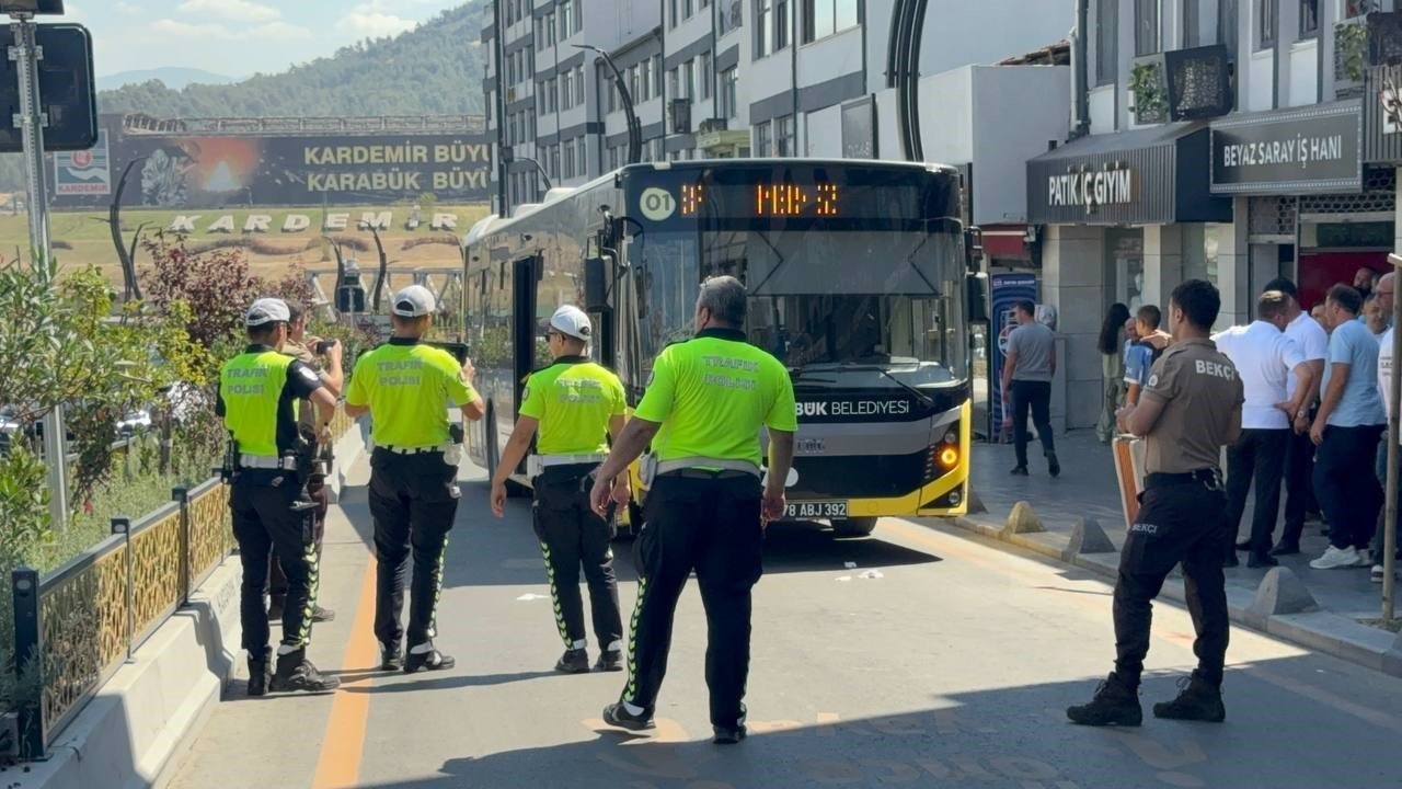 Karabük’te belediye otobüsü yayaya çarptı: 1 yaralı