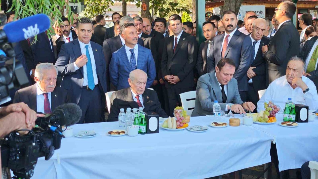 MHP Lideri Bahçeli, Ahlat’ta partililer ve vatandaşlarla buluştu