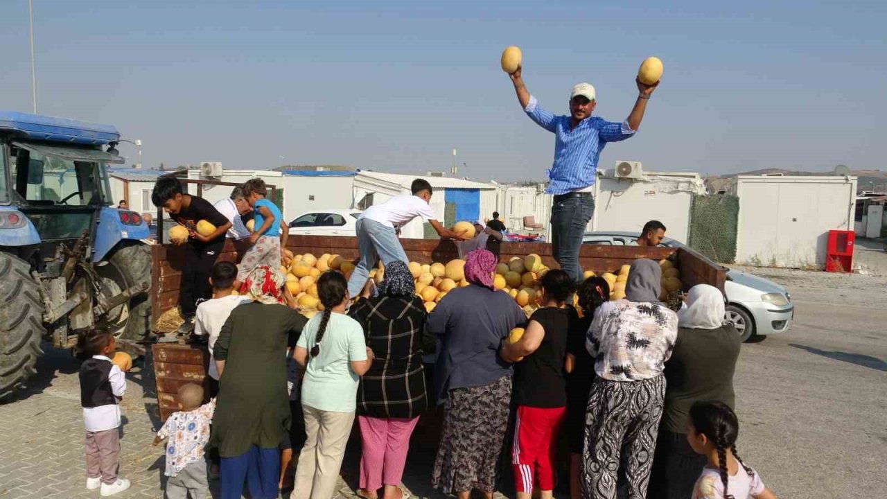 Kavunun tanesini tüccara 5 TL’ye satmak yerine 50 ton kavunu depremzedelere bedava dağıtıyor