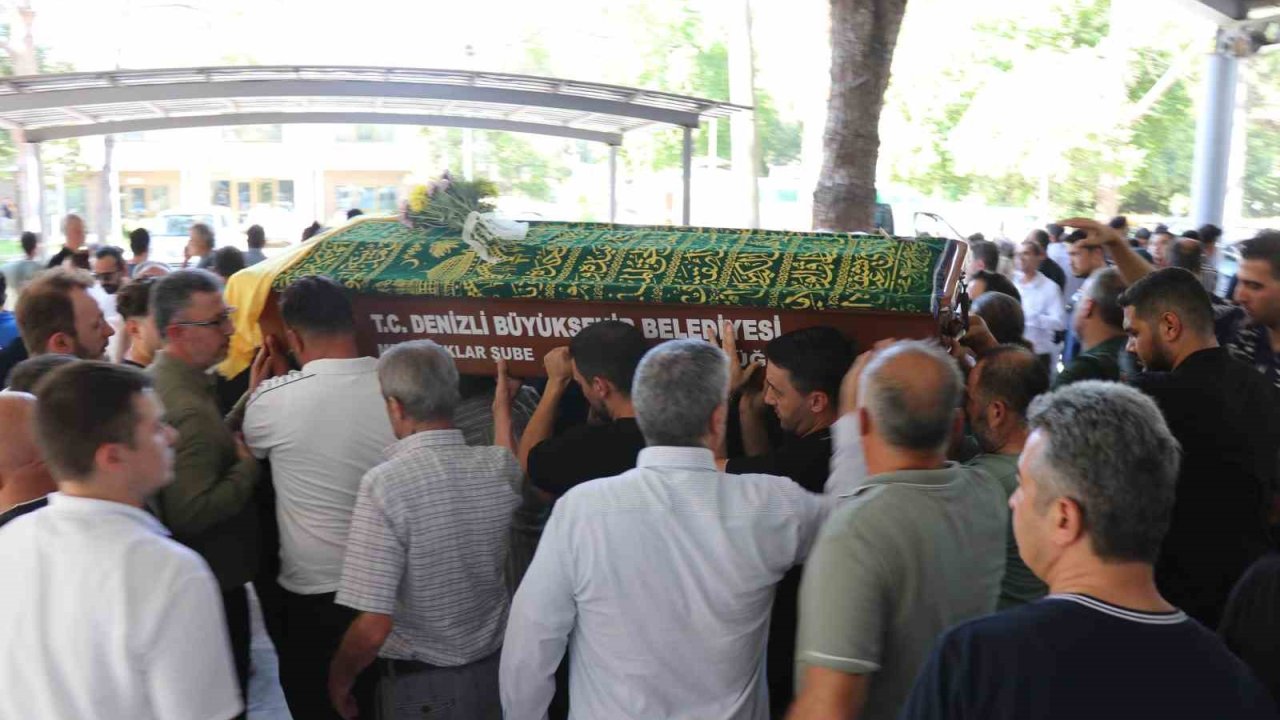 Denizli’de otomobilin çarptığı kadın son yolculuğuna uğurlandı