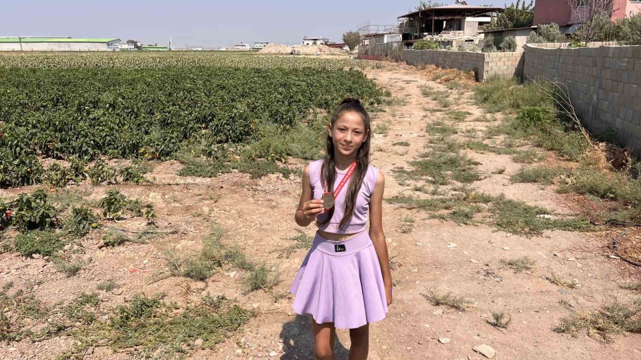 ’Bir çocuk benim gibi hızlı koşmak ister’ diyen 11 yaşındaki Süreyya, asfalt ve toprak yollarda antrenman yapıyor