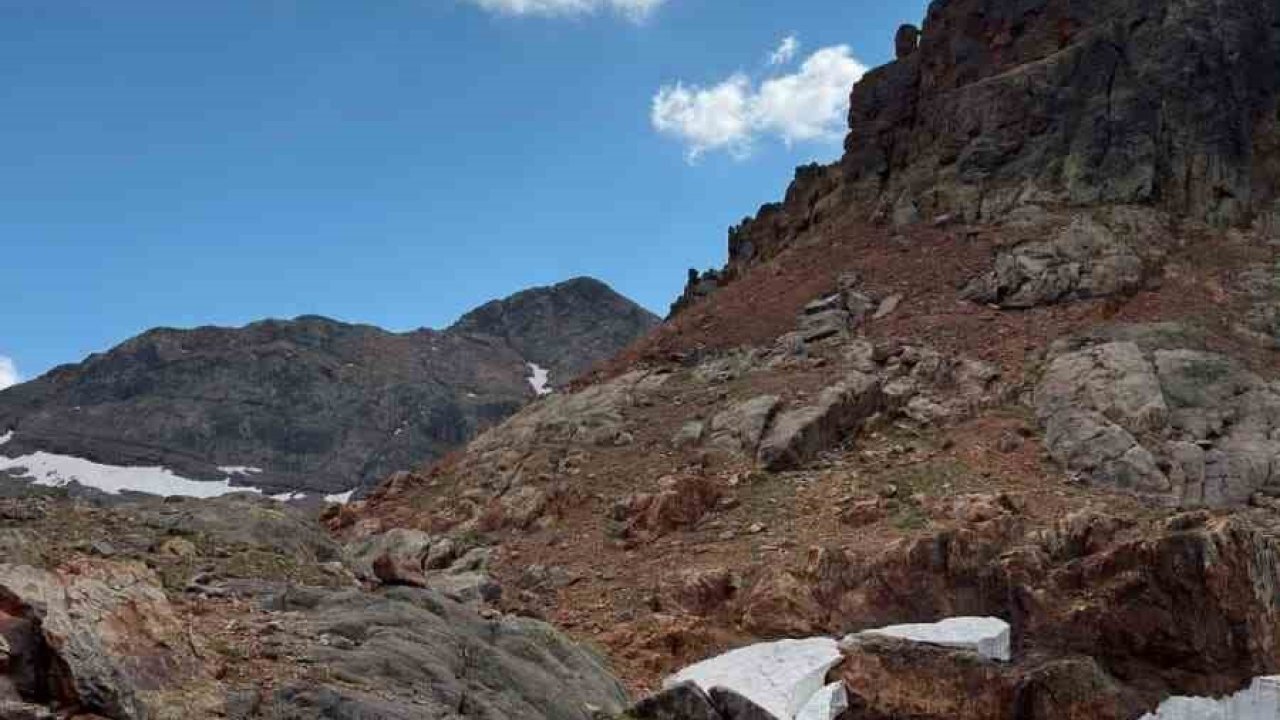 Koruma altındaki Artabel Gölleri’nde taraftar tahribatı