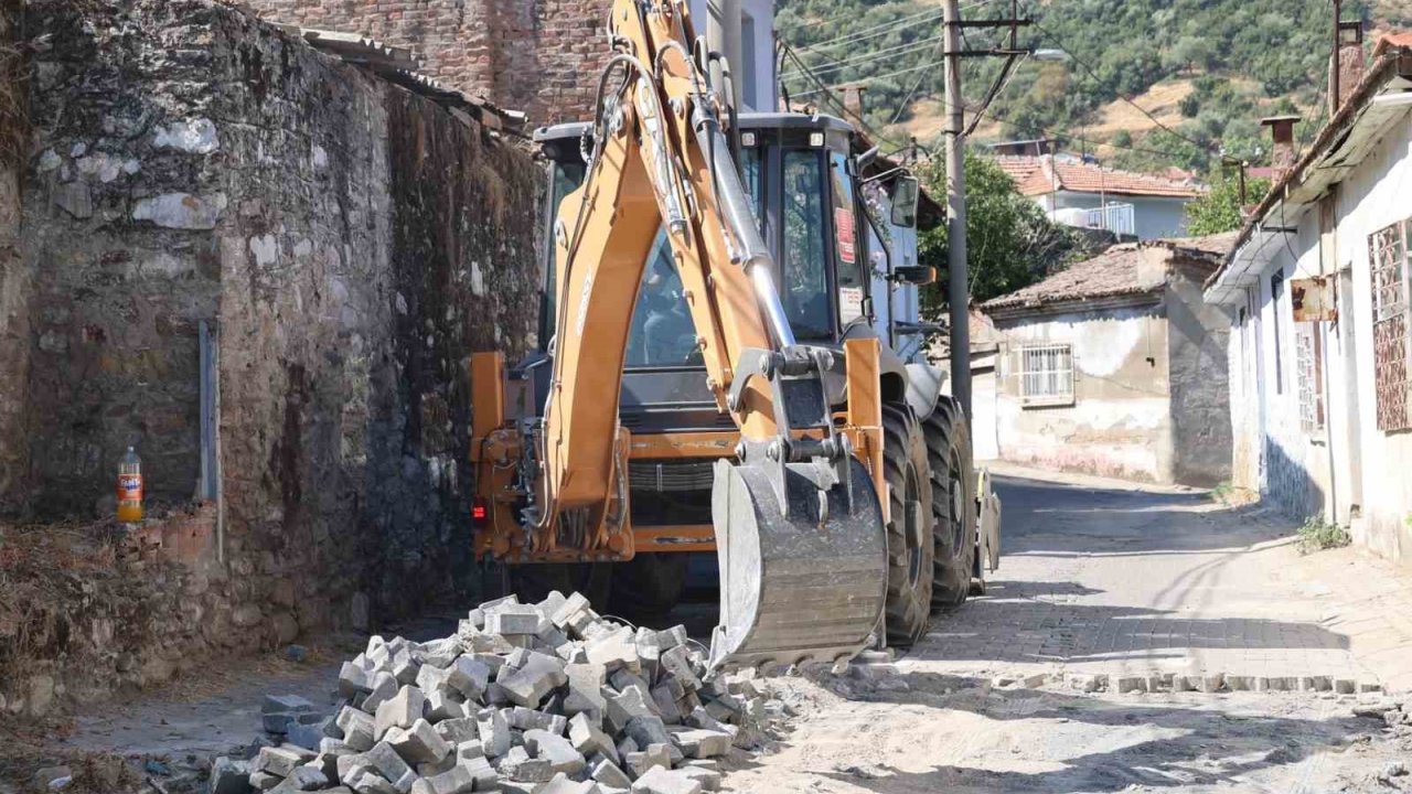 Koçarlı’da yol yenileme çalışmaları sürüyor