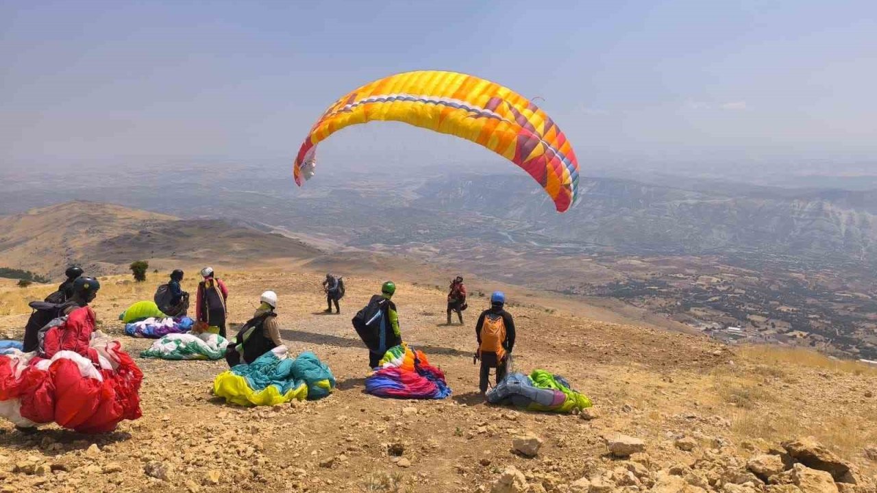 Tut’un termalleri paraşütçüleri gökyüzünde tuttu