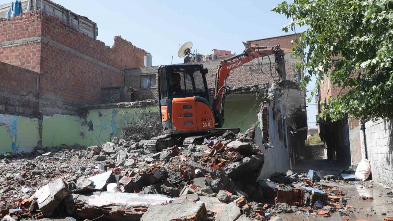 Bağlar’da 1 ayda 32 metruk yapı yıkıldı