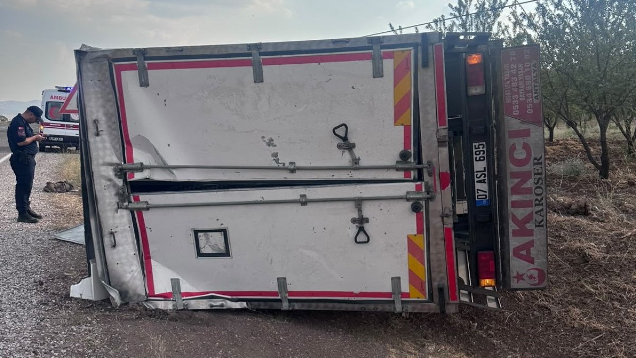 Adıyaman’da kamyon devrildi: 1 yaralı