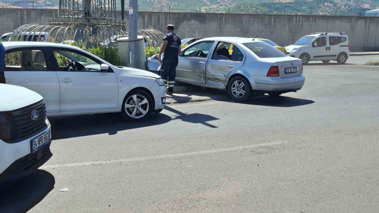 Bingöl’de iki otomobil çarpıştı: 1 yaralı