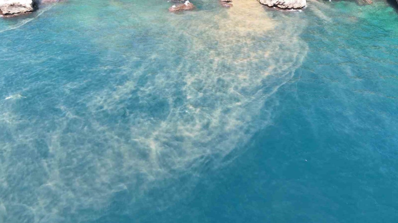 Antalya’da sahile ulaşan atık su görüntülerine soruşturma