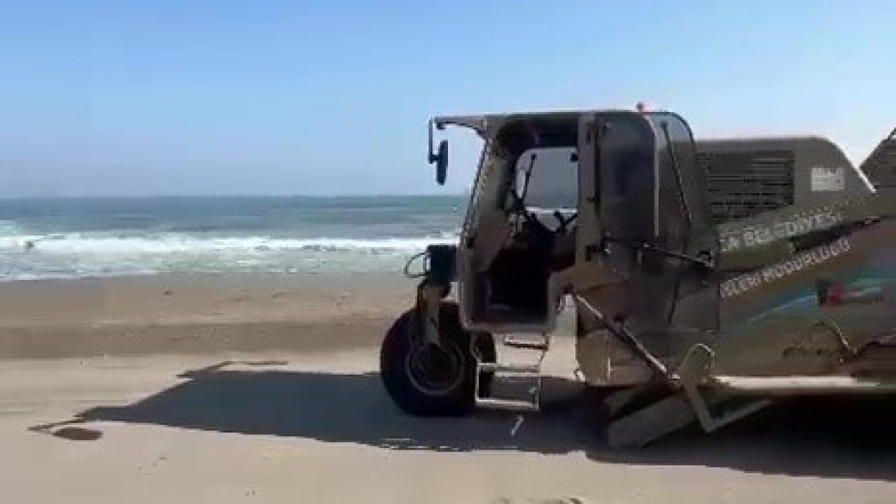 Akçakoca’da plajlarda temizlik ve kum tesviyesi çalışması