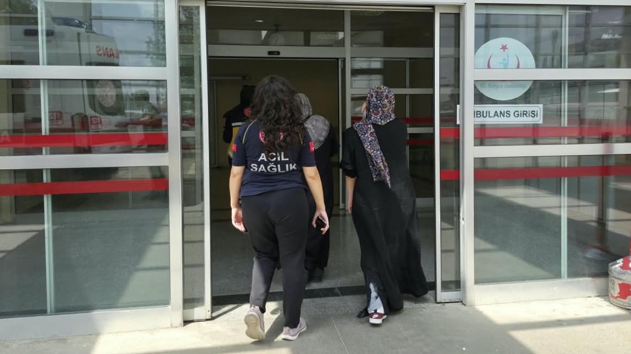 Motosiklet yayalara çarptı: 2 yaralı
