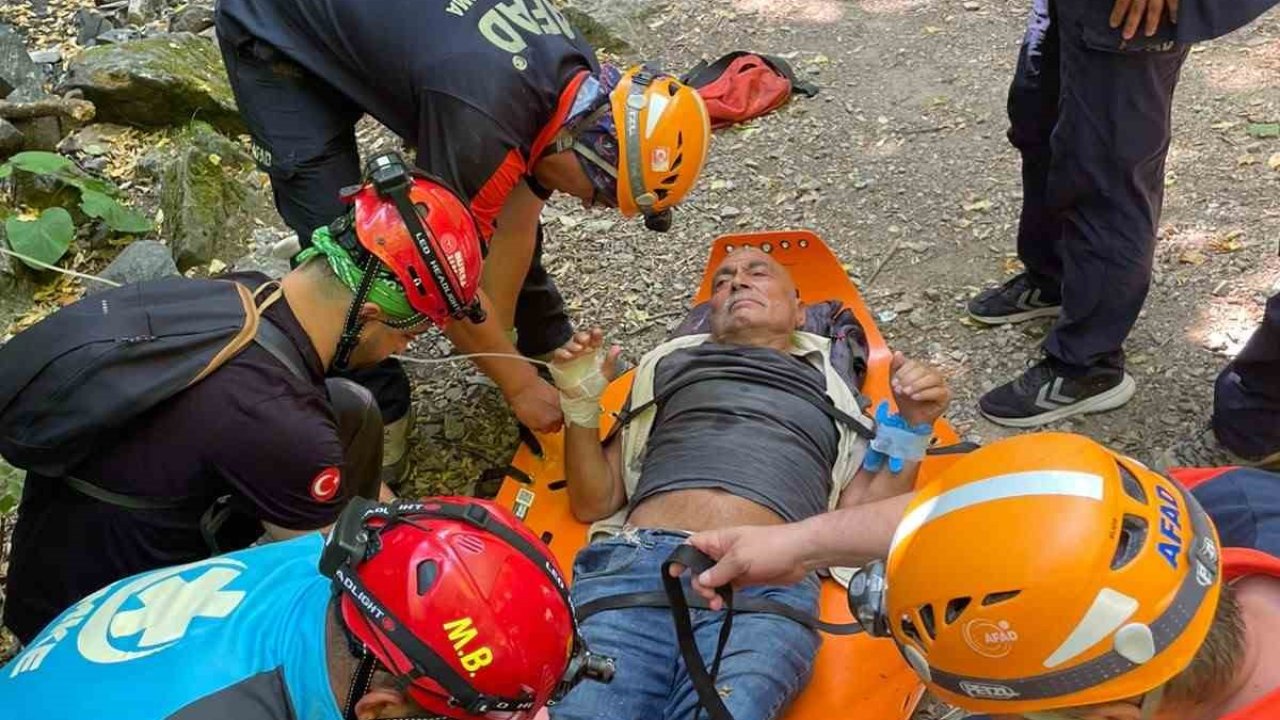 Uludağ’da can pazarı... Ayağı kırılan 75 yaşındaki adam 5 saatlik çalışmayla kurtarıldı