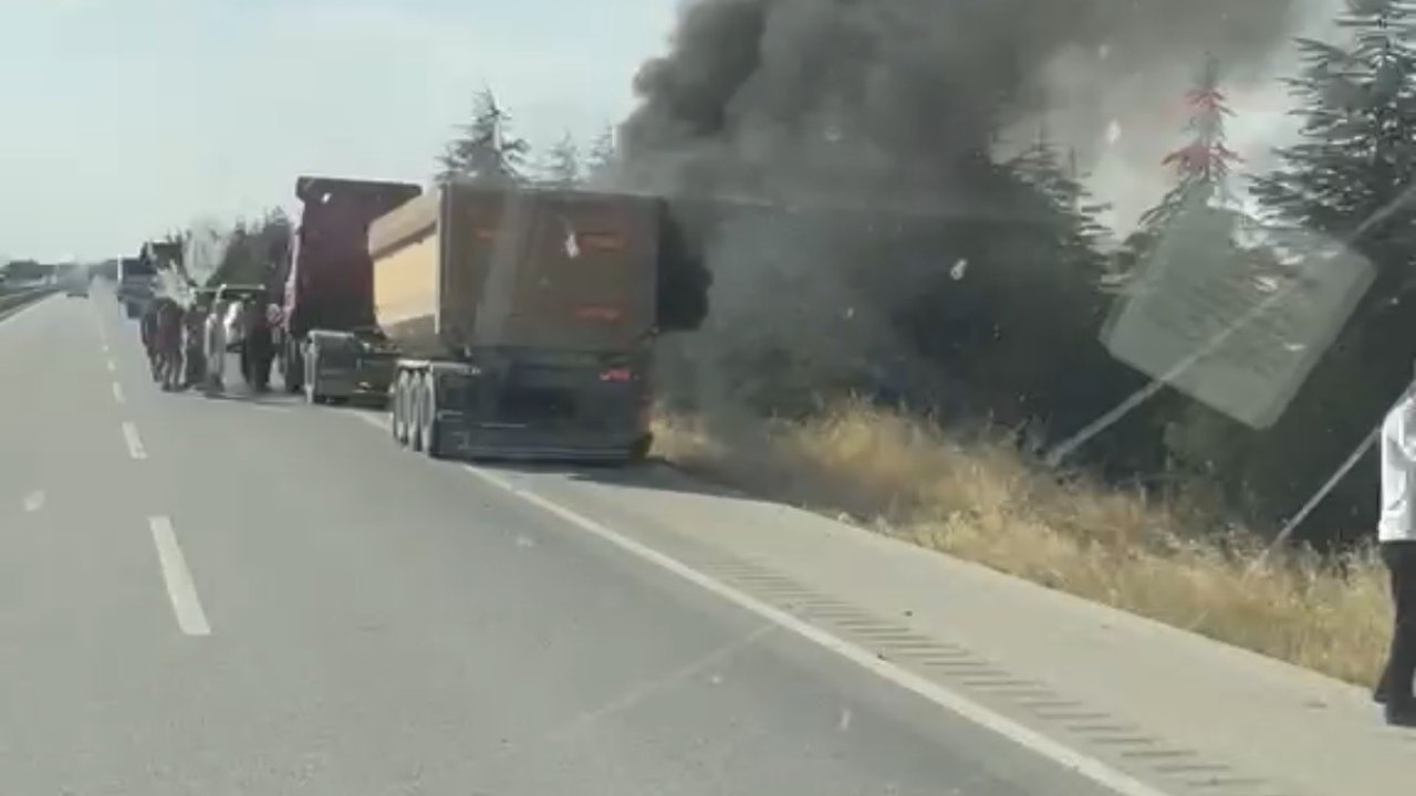 Sivrihisar’da seyir halindeki tırın dorse lastiği tutuştu