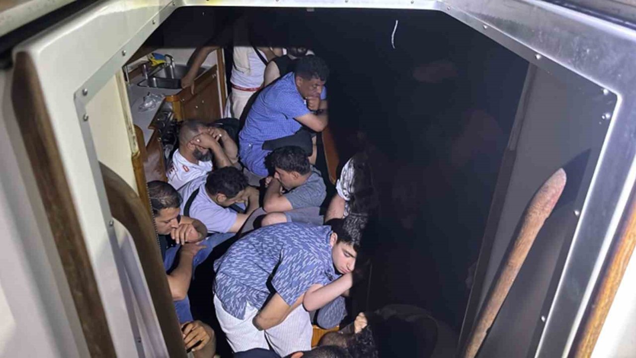 Gökova Körfezinde yelkenli teknede 40 düzensiz göçmen ve 2 göçmen kaçakçısı yakalandı