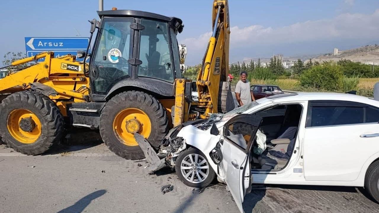 Arsuz’da kepçeyle çarpışan otomobil hurdaya döndü: 2 yaralı