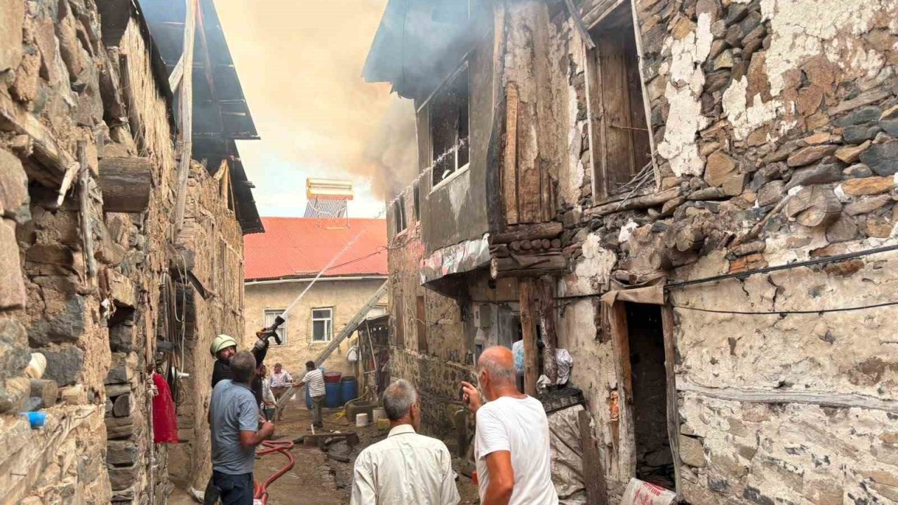 Kemaliye Kışlacık köyünde yangın: 8 ev zarar gördü