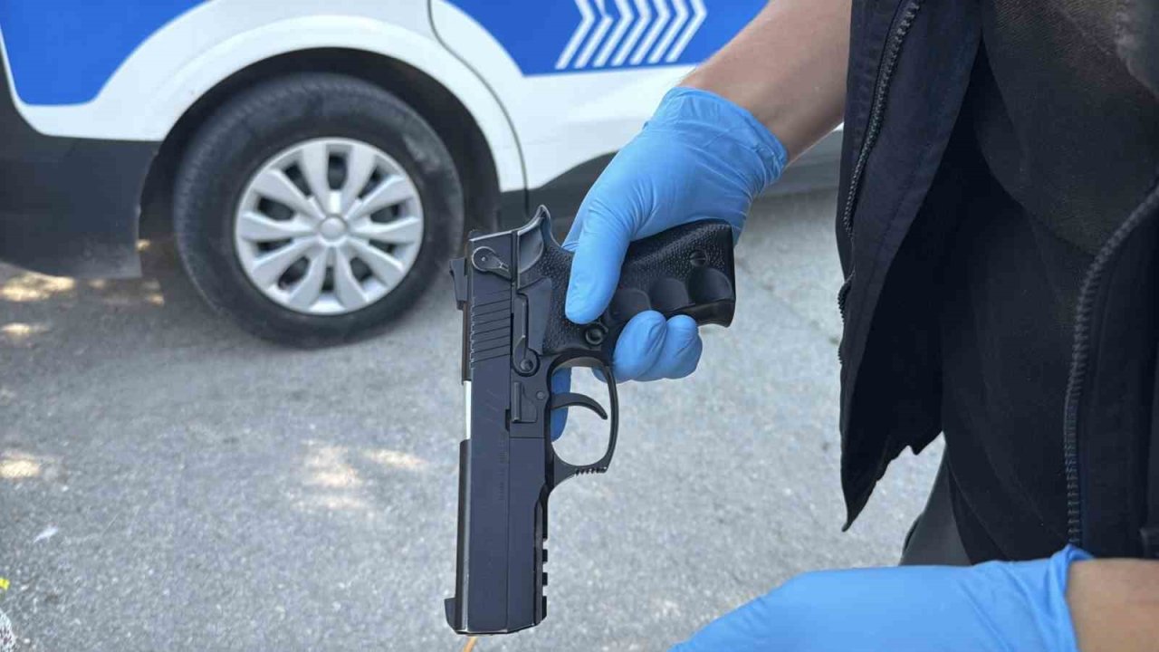 Sokak ortasındaki kavga sonrasında okulun önündeki çöp kutusunda tabanca çıktı