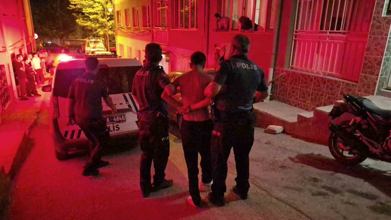 Polise mukavemet gösteren genç ters kelepçe yapılarak gözaltına alındı