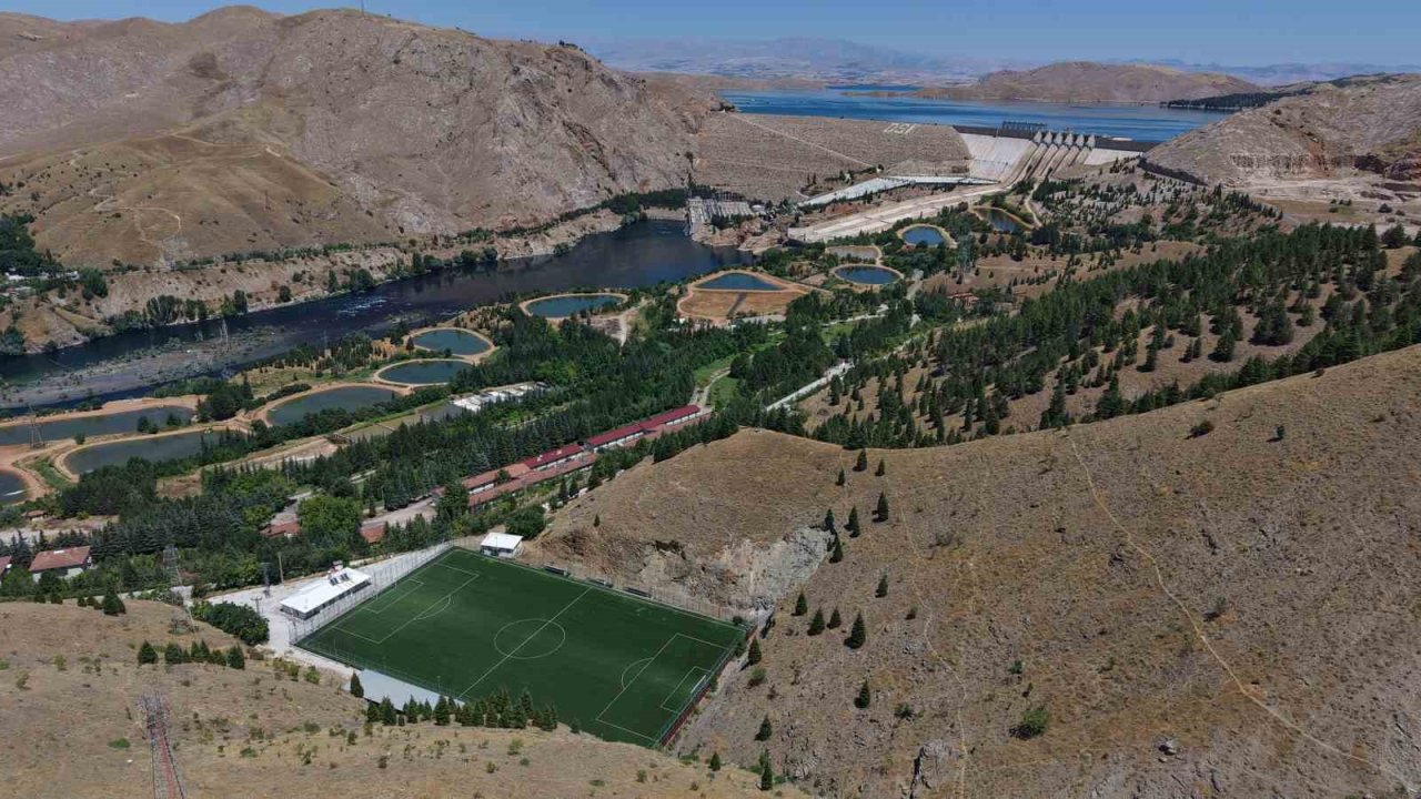 Keban Baraj Gölü manzaralı dağ dibindeki stat dronla görüntülendi