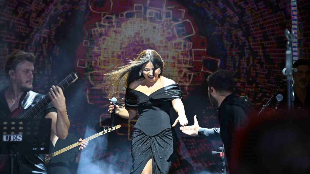 Demirci Kurtuluş Festivalinde sanatçı Zara sahne aldı